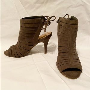 Cute olive green strapy heels size 6!